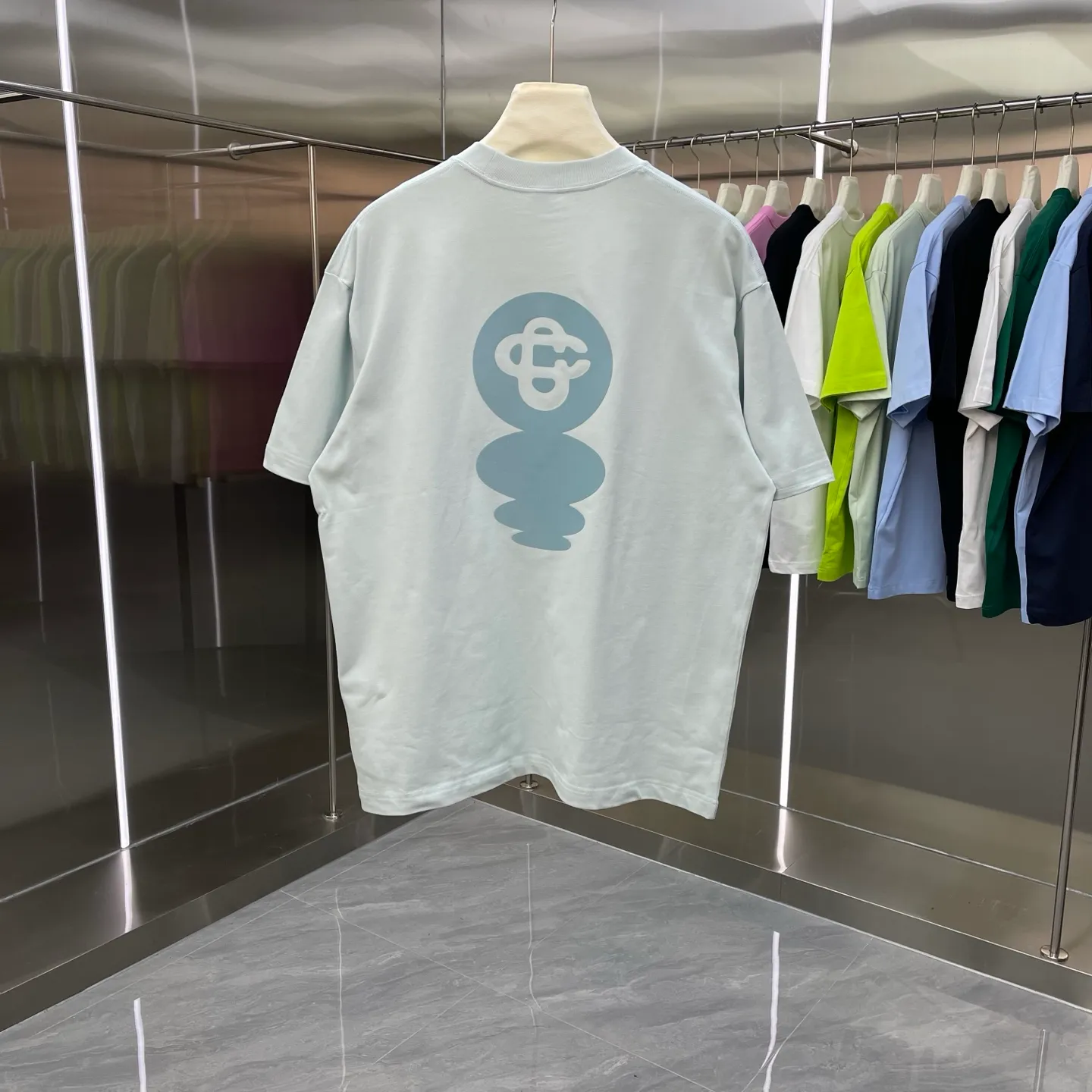 New Arrival Casablanca Casablanca Classic Series flocked short-sleeved T-shirt for celebrity wear. It is made of Xinjiang long-staple cotton ~ grams. The color of the fabric is custom-dyed and will not shrink or fade. It feels comfortable and has a strong texture. A must-have for fashionable men and women, the Classic drop-shoulder wide version is available exclusively in In Stock! Color: White Black Light Blue Royal Blue (4 colors) Size: S M L XL XXL
